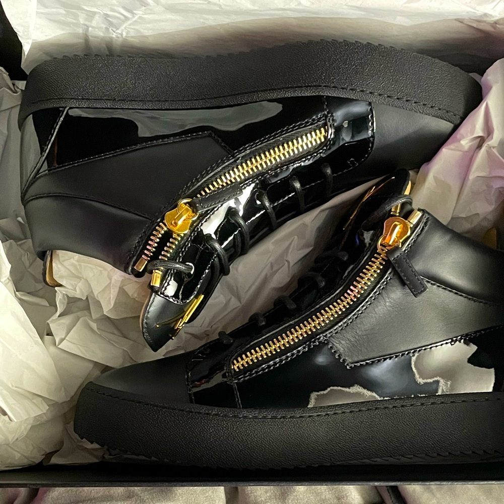 Beautiful Men Kris’s Gold Zip NEVER WORN!